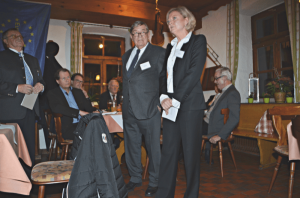 Das Vorstandsmitglied Ursula Renk und der Präsident Klaus Kaiser informieren beim Neujahrsempfang 2015 die Mitglieder über das Soziale Engagement